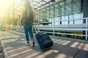 Vrouw met koffer bij de luchthaven